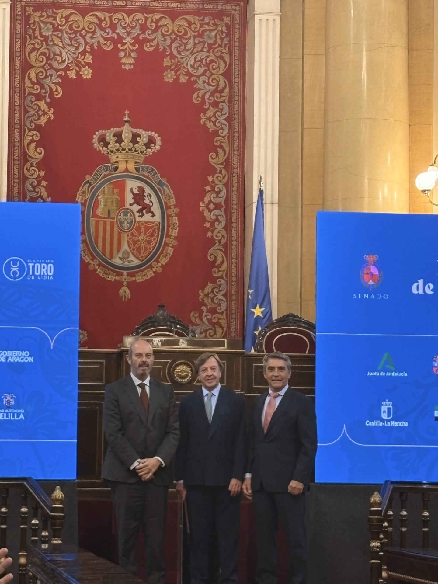 Curro V�zquez (centro), junto al presidente del Senado, Pedro Roll�n, (izda) y Victorino Mart�n.