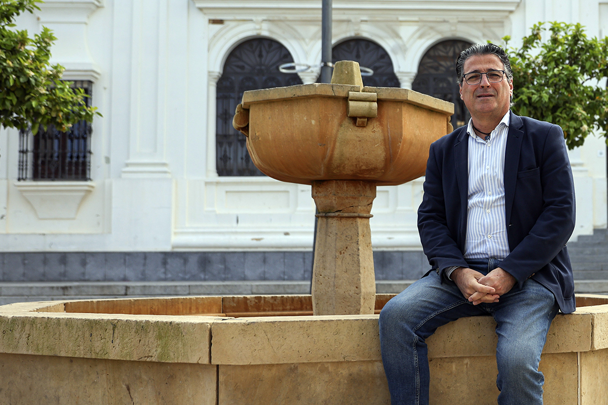 Cabrera, en el centro de la localidad de Rociana del Condado.
