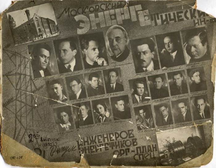 Фотография наклеена на паспарту. Подпись в левом нижнем углу - 2-ой выпуск (1932 г.). Приведены портреты профессоров, директора института Мохова, студентов-выпускников.
