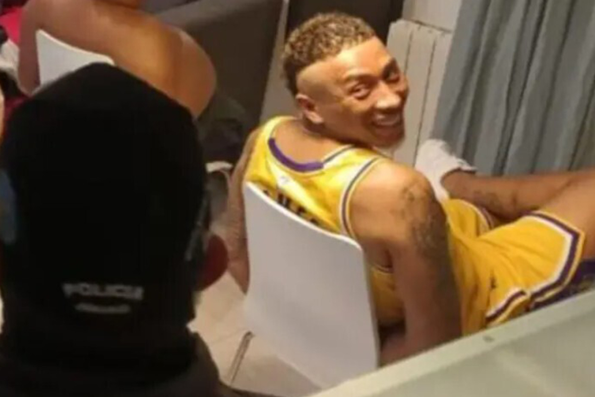 William Joffre Alc�var Bautista, vestido con camiseta de Los Angeles Lakers, en el momento de su detenci�n.