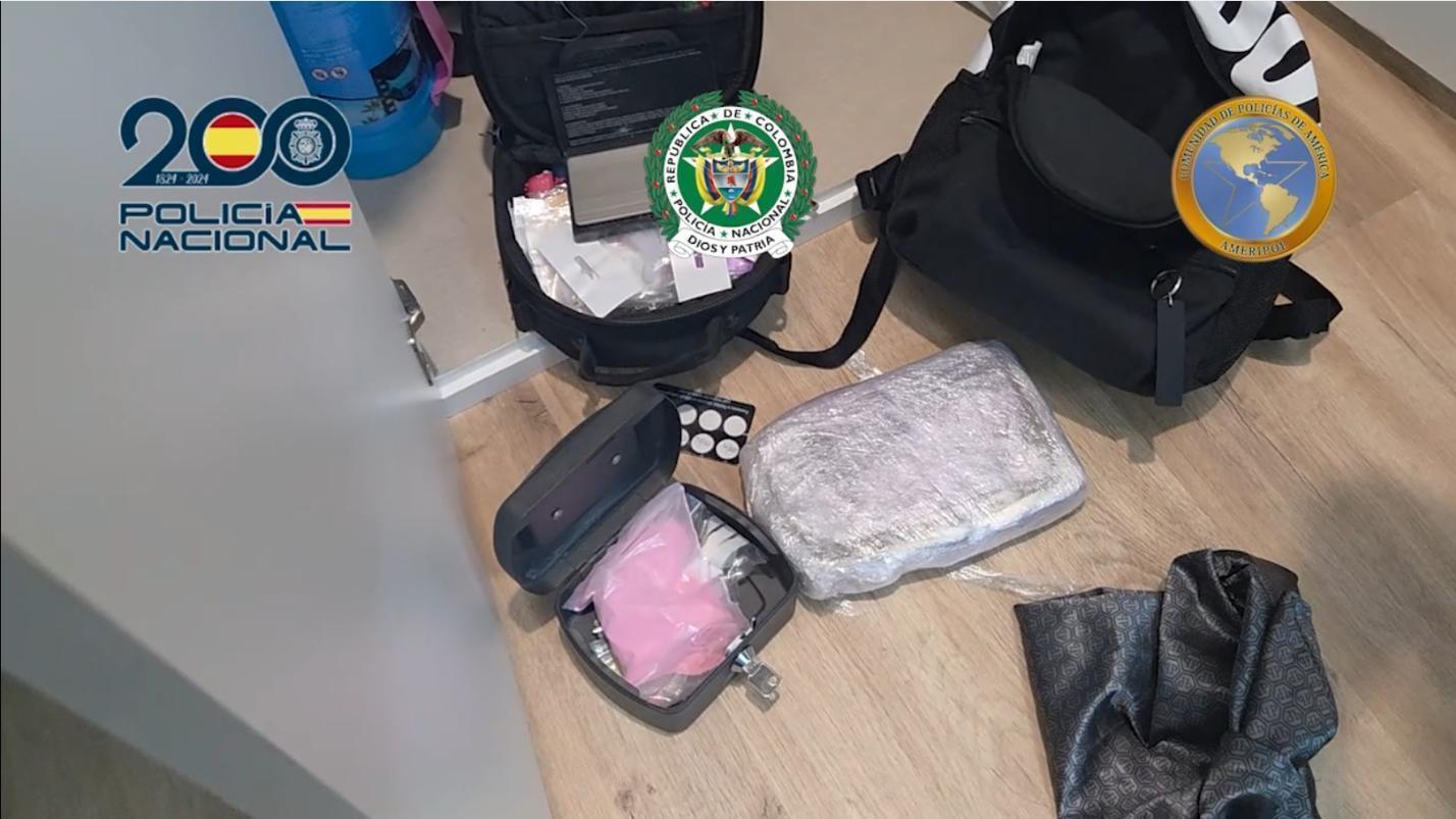 Imagen de archivo de una incautaci�n de drogas, con tusi o coca�na rosa en el centro.