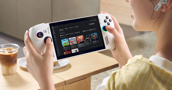 Una ni�a juega con una Xbox.