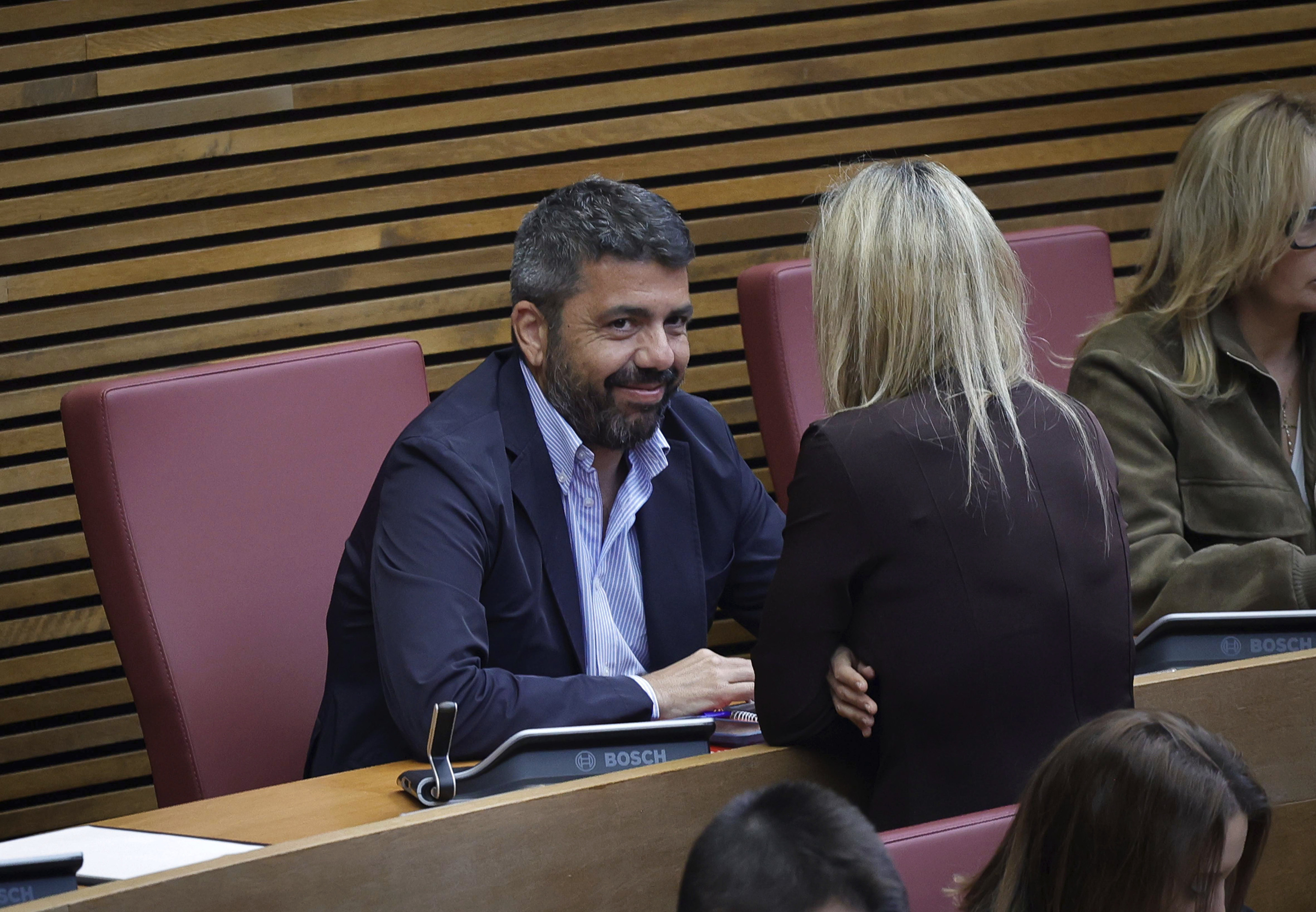 El ex presidente Maz�n, en su esca�o de las Cortes.
