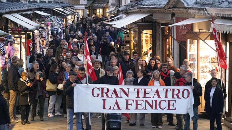 <p>Lavoratori del Gran Teatro La Fenice&nbsp;protestano per la nomina di Beatrice Venezi</p>
