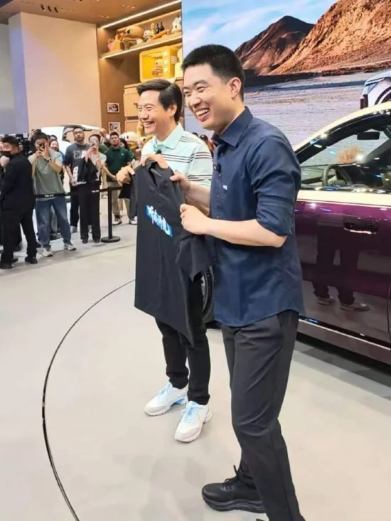 小米雷军到访理想汽车展台玩梗,赠送李想“听我讲完”T 恤