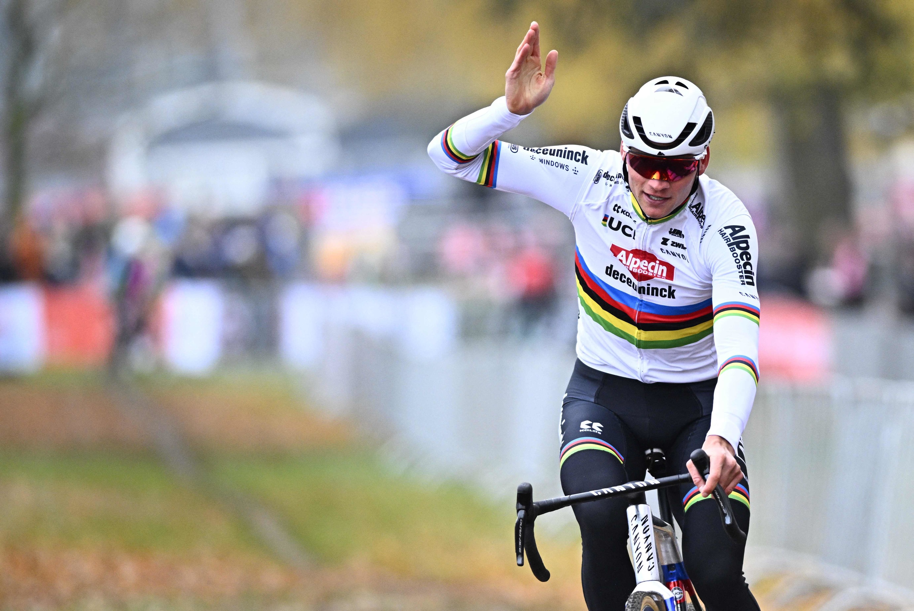 Mathieu van Poel celebra el triunfo en la prueba de Amberes.