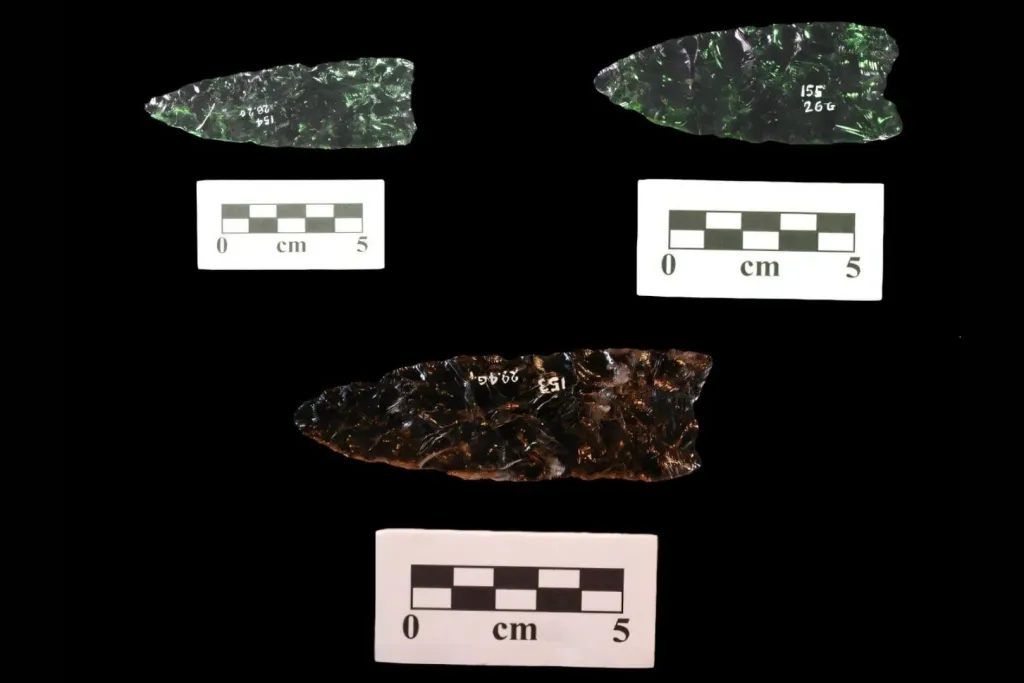 Tres puntas Clovis elaboradas en cristal de cuarzo
