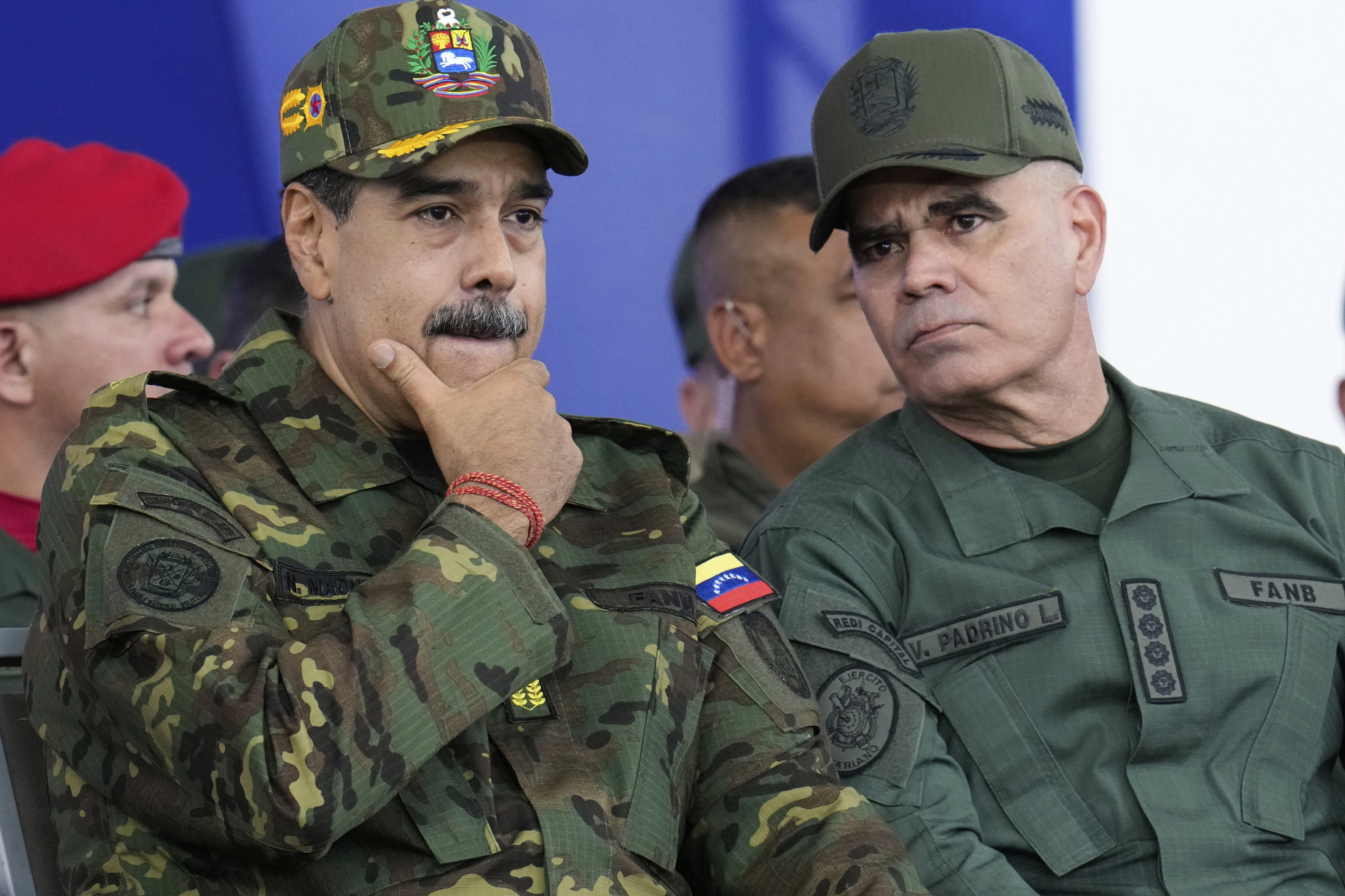 El ex presidente venezolano, Nicol�s Maduro, a la izquierda, y el ministro de Defensa Vladimir Padrino L�pez, en 2025.