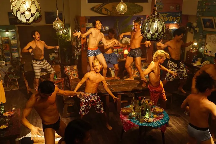 来看猛男！真人电影《碧蓝之海》公布“野球拳”特别映像