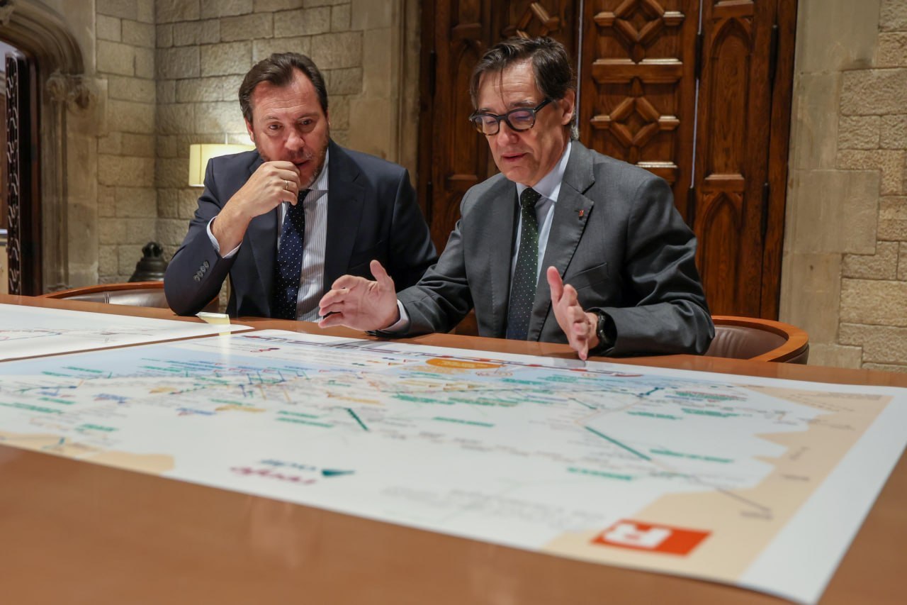 El ministro de Transportes y Movilidad Sostenible, �scar Puente, y el presidente de la Generalitat, Salvador Illa.