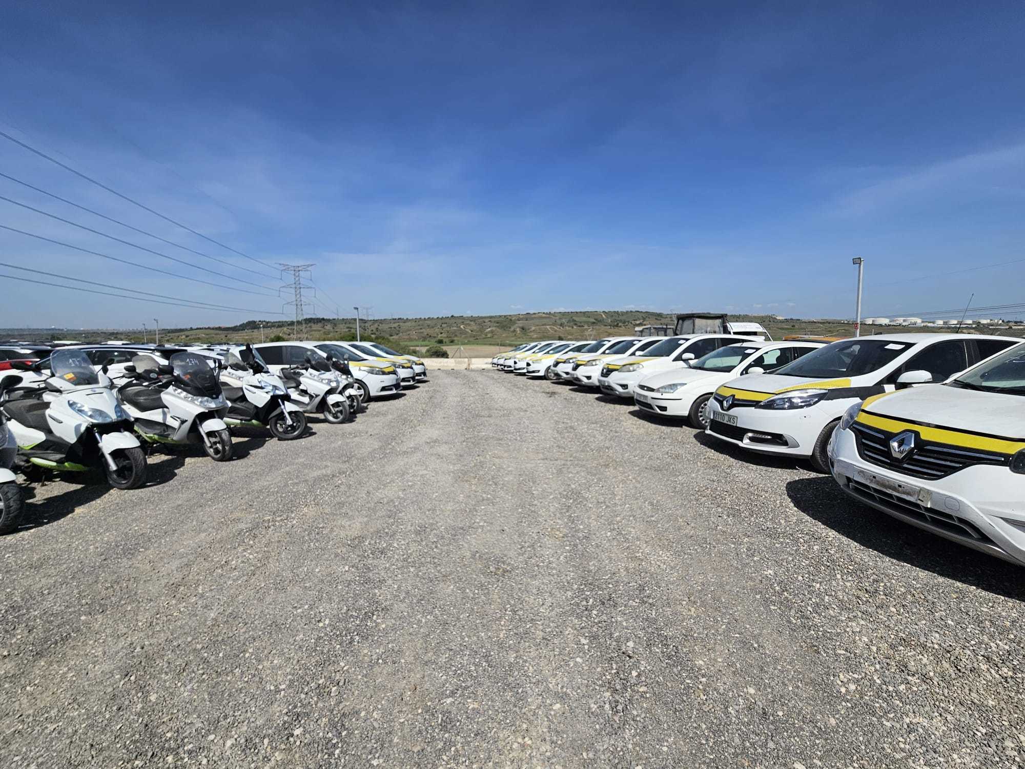 Motos y coches de la polic�a municipal.