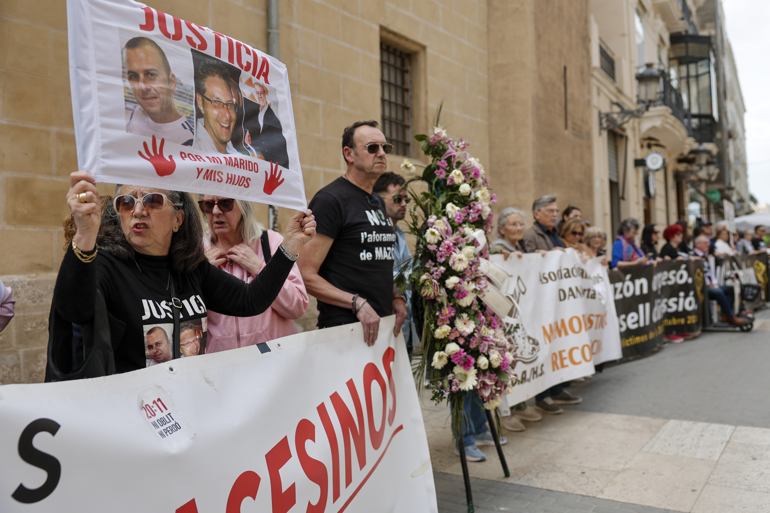 Familiares de las v�ctimas, en la puerta de las Cortes.