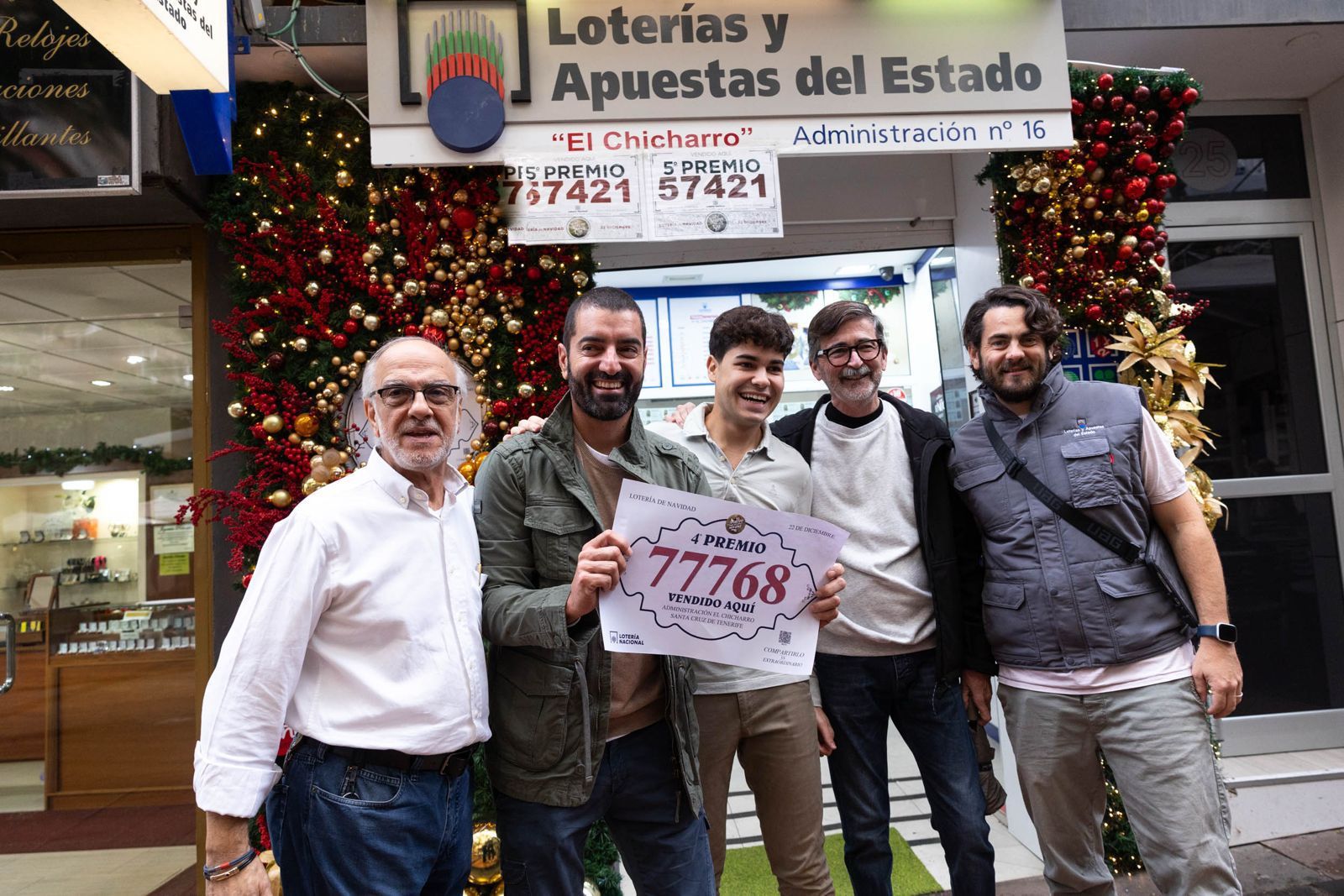 Hern�ndez, el segundo por la izquierda, tras repartir UN PREMIO