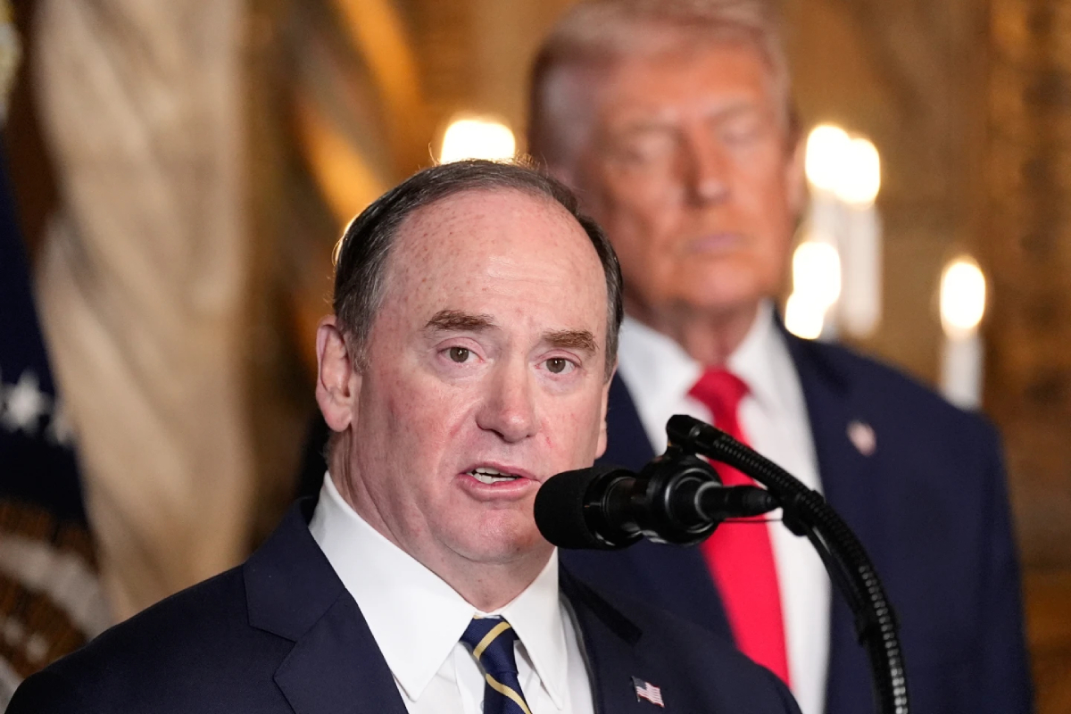 John Phelan, durante un acto en 2025, en presencia de Donald Trump.