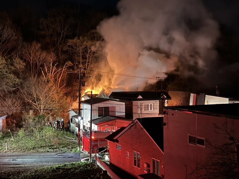 【速報】激しく噴き上がる炎…住宅火災で男性が逃げ遅れているか_2階建ての1階から出火したとみられる〈消防による消火活動が続く〉北海道函館市｜FNNプライムオンライン