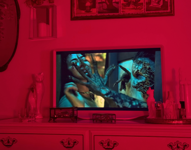 Hisense Déco TV sitting on dresser while playing a scene from "Rosario"