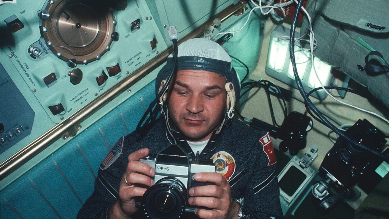 Алексей Леонов с камерой ФК-6 Алексей Леонов с камерой ФК-6