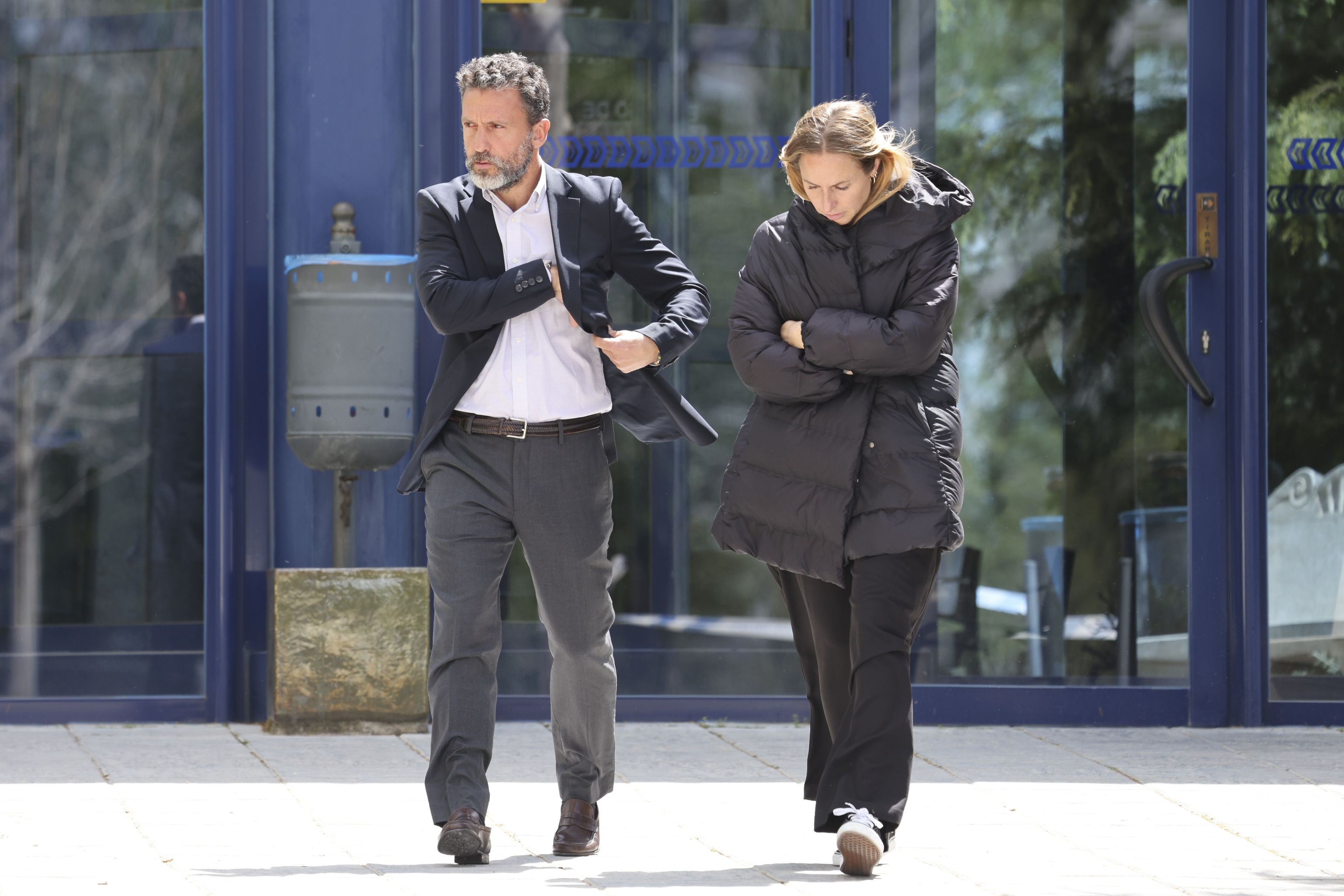 Jos� Luis Cabrera y una acompa�ante en el tanatorio