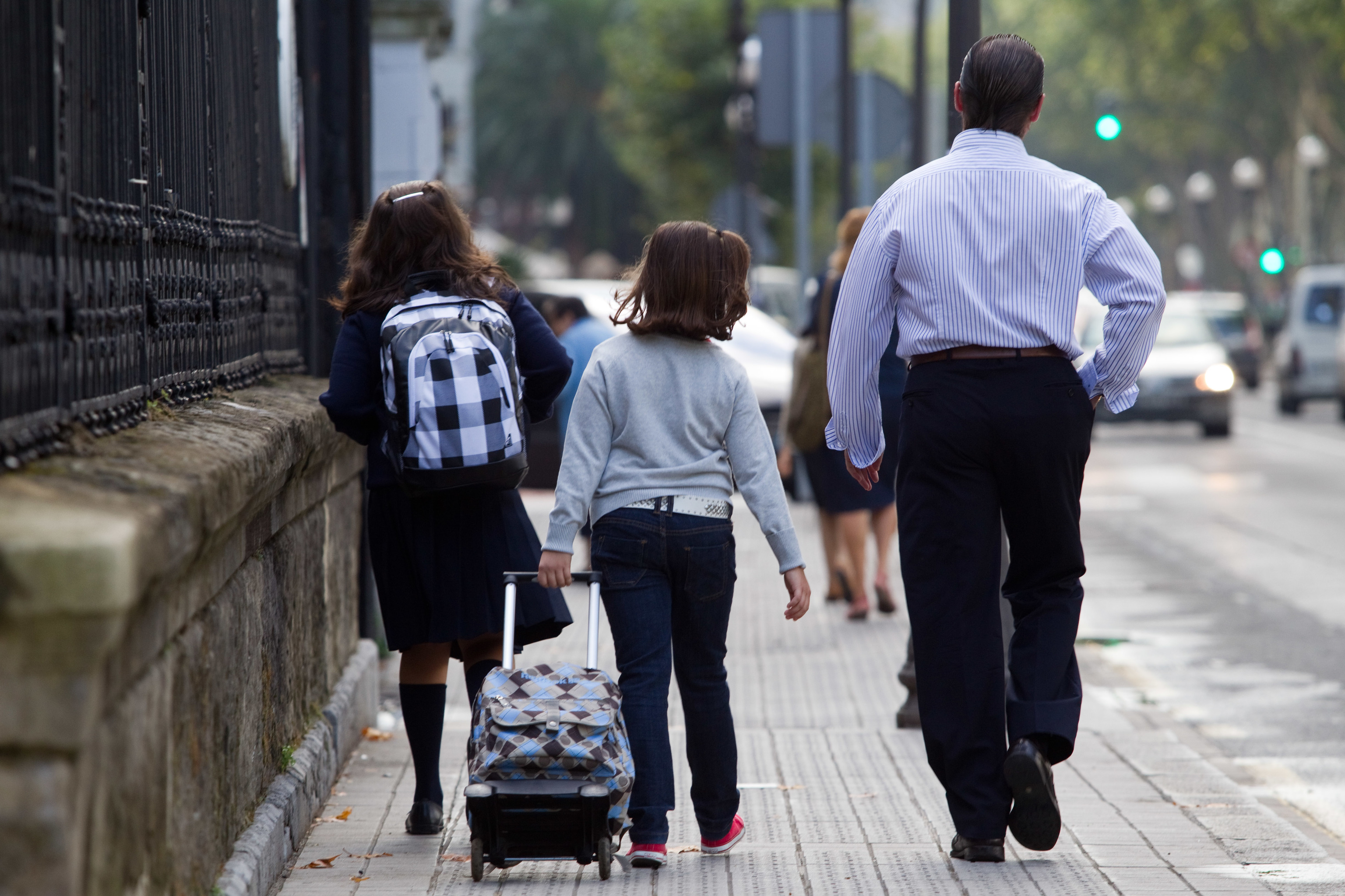 Imagn de archivo de unos padres llevando a sus hijos al colegio.