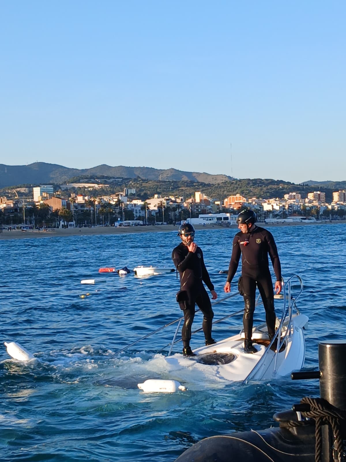 Agentes de los Mossos rescataron a los ocupantes del yate