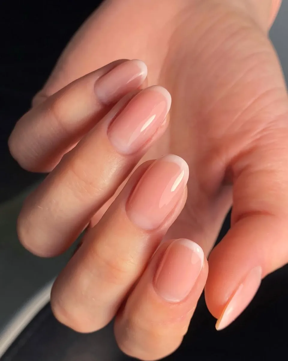 Cloudy french nails unghie naturali alla francese tendenza primavera 2026