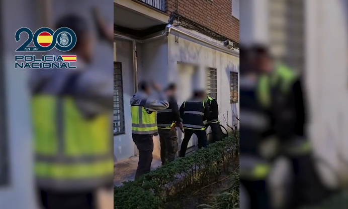 Los agentes en el momento de la detenci�n de los dos traficantes.