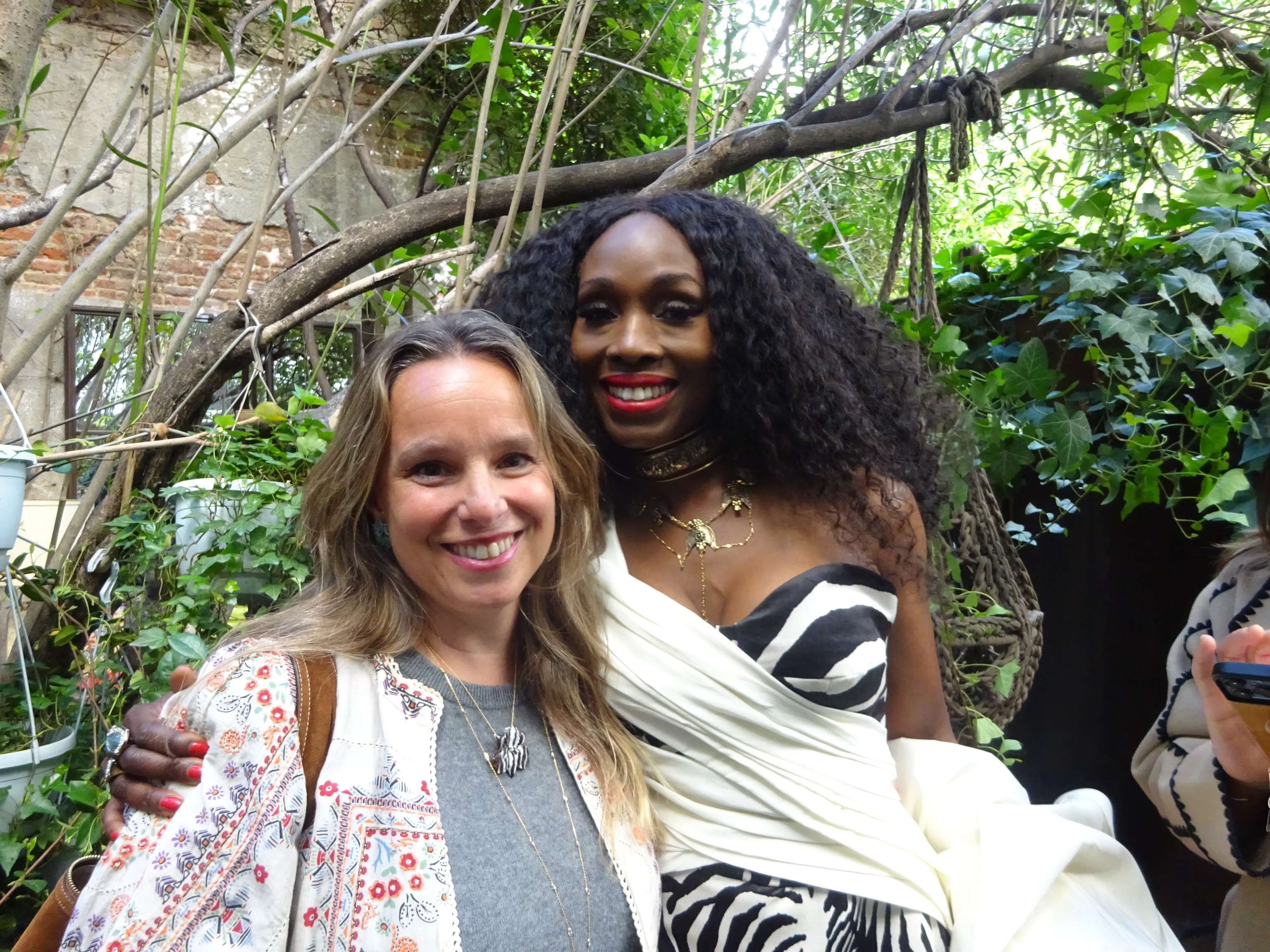 Mery Vega de Seoane y Gena West.