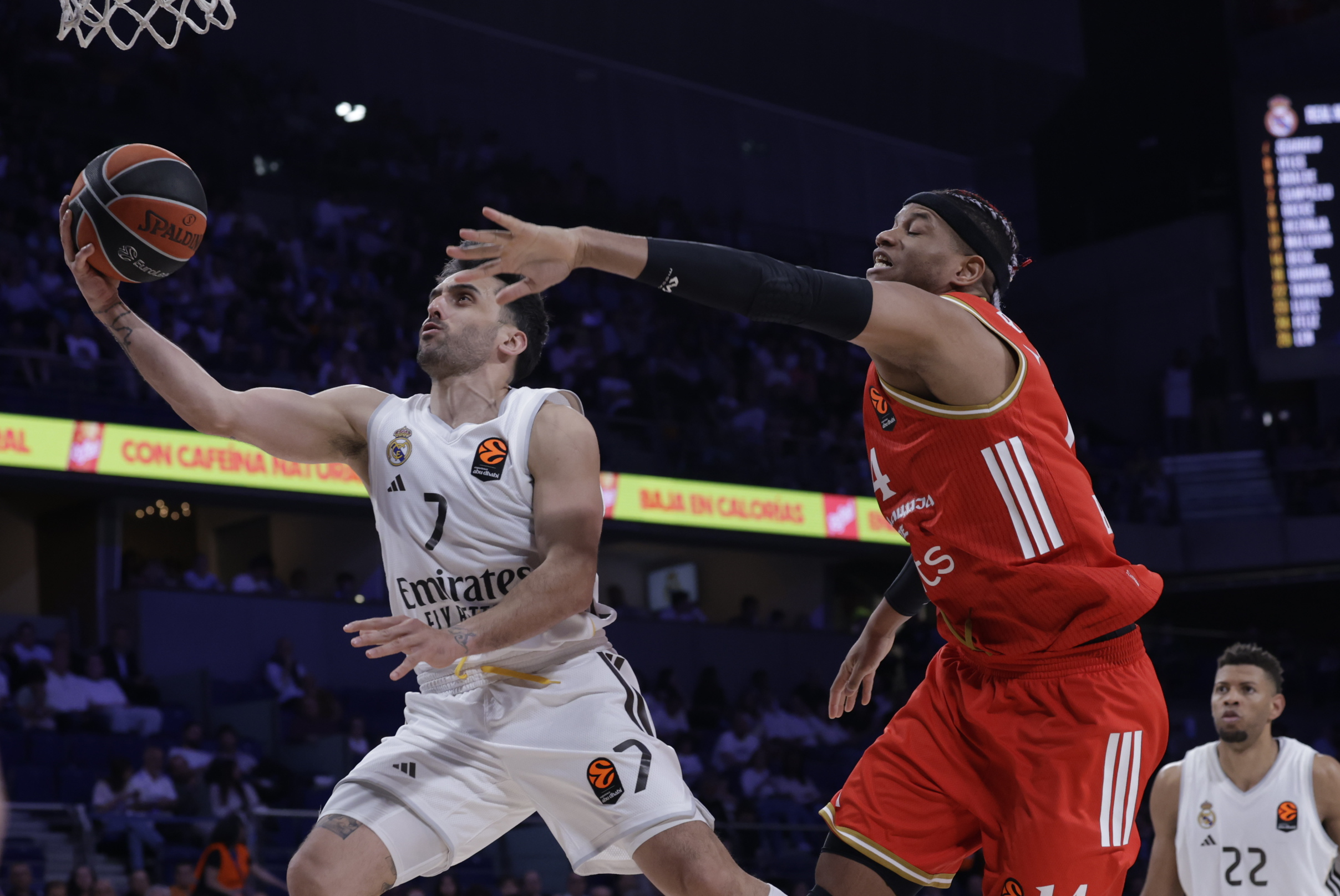MADRID, 16/04/2026.- El base argentino del Real Madrid Facundo  lt;HIT gt;Campazzo lt;/HIT gt; (i) entra a canasta ante el p�vot cubano del Estrella Roja, Jasiel Rivero, en el partido de la �ltima jornada de la temporada regular de la EuroLiga que Real Madrid y Estrella Roja disputan este jueves en el Movistar Arena, en Madrid. EFE/Juanjo Mart�n