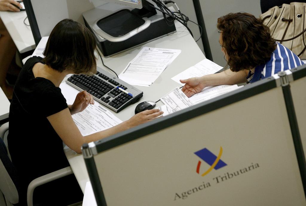 Un contribuyente hace la declaraci�n de la renta en la Agencia Tributaria.