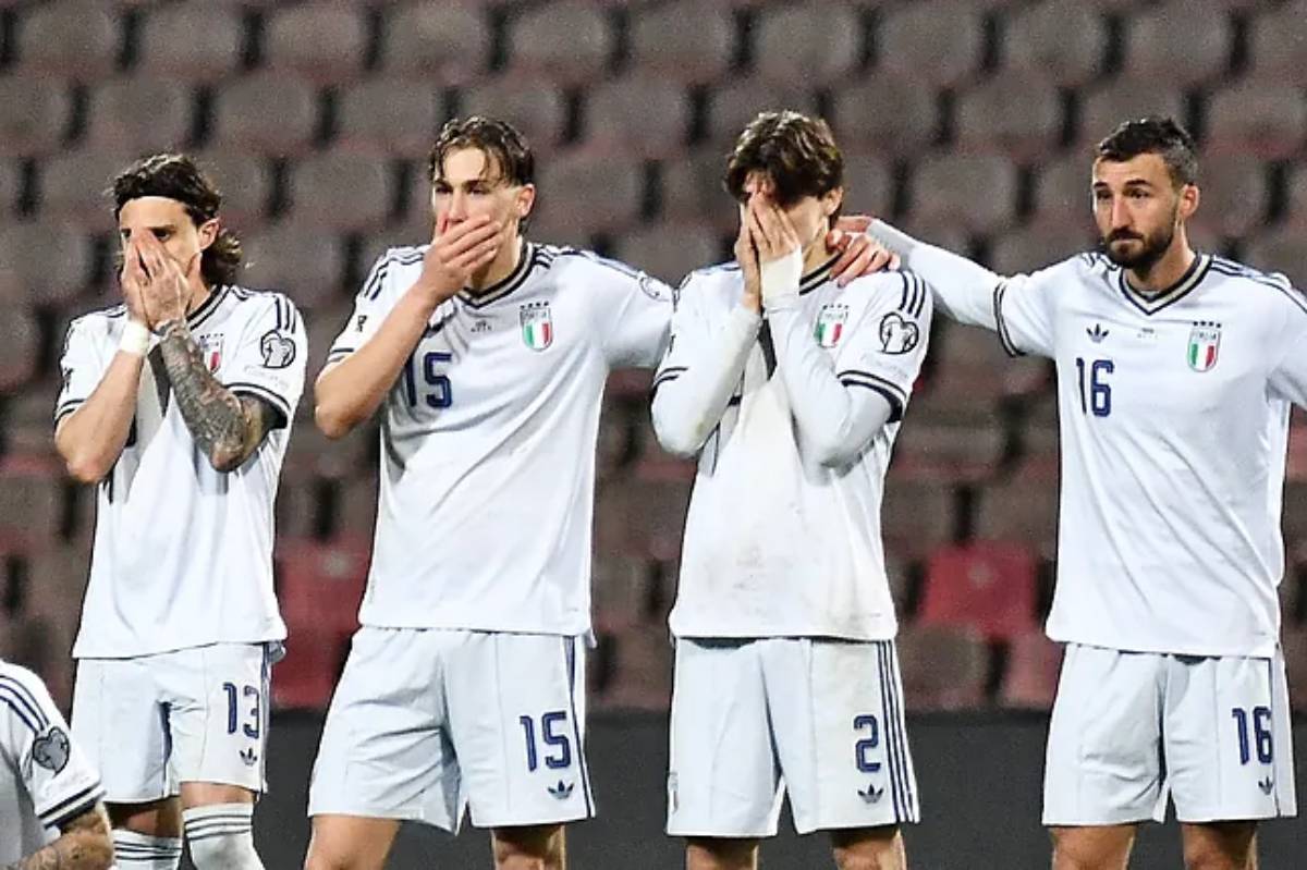 Los jugadores italianos se lamentan durante los penaltis contra Bosnia.
