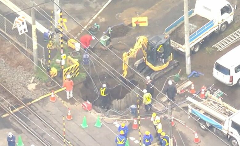 地震の影響か　石巻市の踏切で道路が陥没　ＪＲ仙石線の一部区間など終日運休〈宮城〉｜FNNプライムオンライン