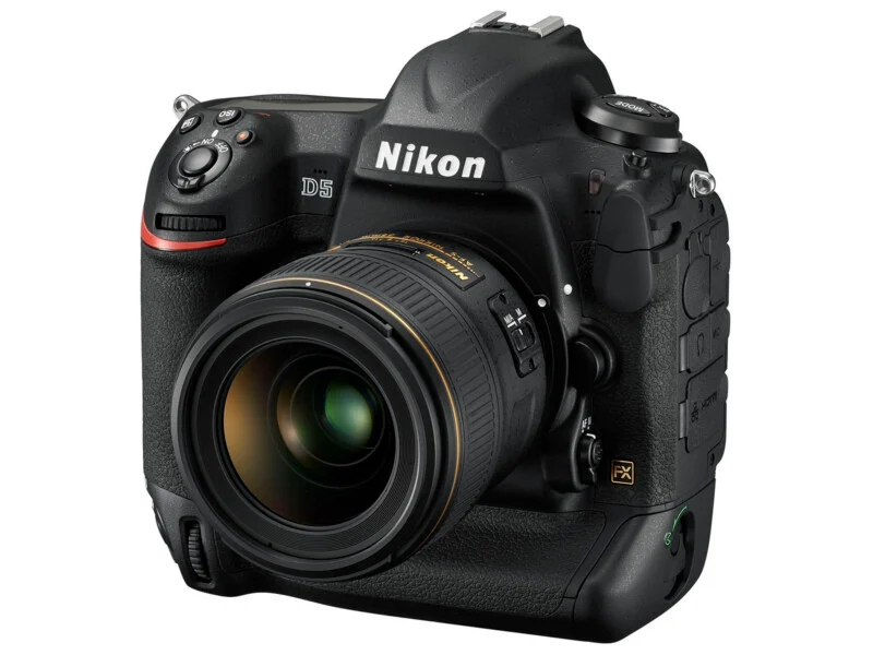 Когда Nikon выпустила D5 в январе 2016 года, компания заявила, что эта камера позволяет фотографам «покорять тьму». Спустя более десяти лет именно это она и делает для астронавтов «Артемиды-2» в космосе. | Источник: Nikon