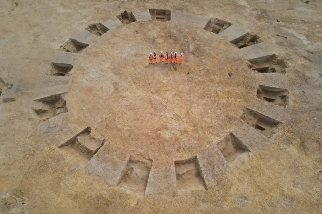 Equipo de intervenciones en una zona prehistórica