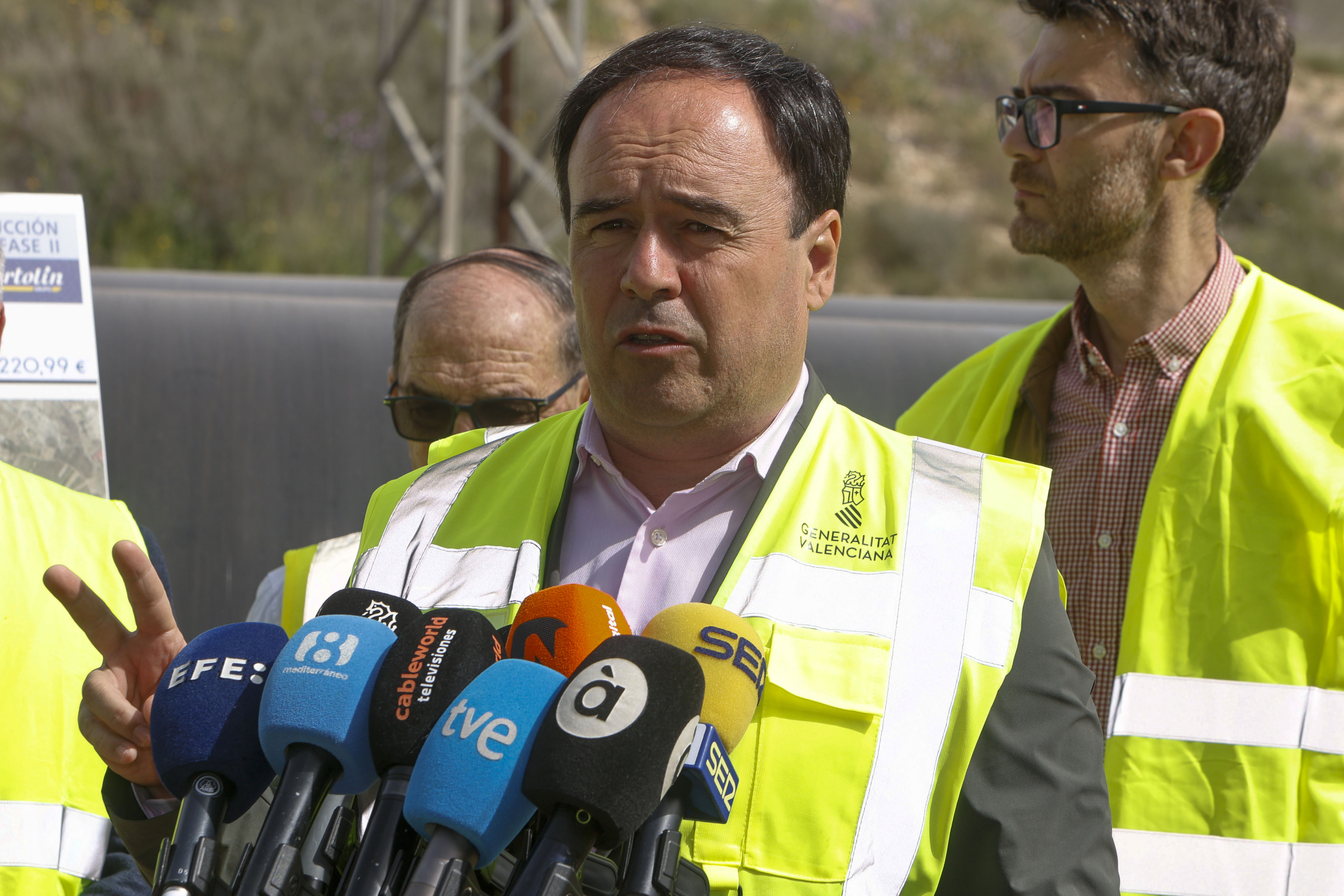 El presidente P�rez Llorca, en su visita a las obras del postrasvase en Novelda.