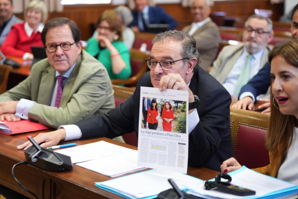 El senador del PP Gerardo Camps muestra la informaci�n publicada este lunes en EL MUNDO.