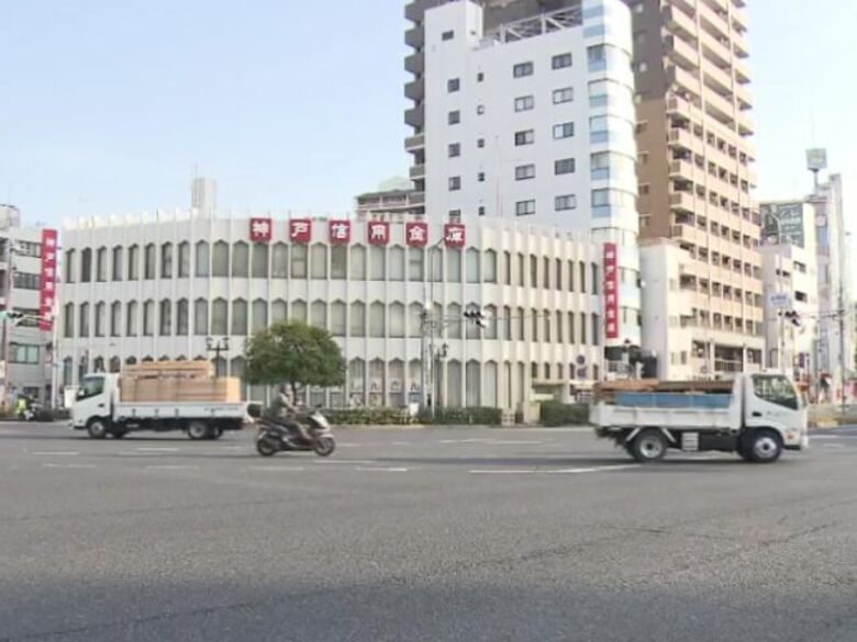 神戸・新開地の交差点で4人が死傷した事故　軽自動車を運転していた大学生の男を逮捕｜FNNプライムオンライン