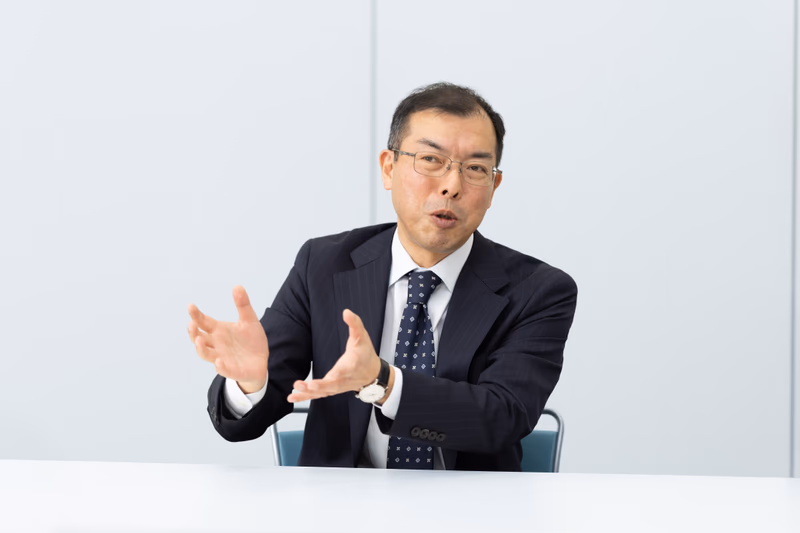 菊池雄太郎(きくち・ゆうたろう)氏/白洋舍 執行役員 事業統括本部。1996年白洋舍入社。ユニフォームレンタル部門において、大口顧客対応・品質管理に加え、工場でのISO22000導入やLCA算定の推進など、現場と事業の両面から基盤整備に携わる。2025年に執行役員に就任。2026年からは事業統括本部を担当し、ユニフォームレンタルを含む全社事業の戦略推進を担う。