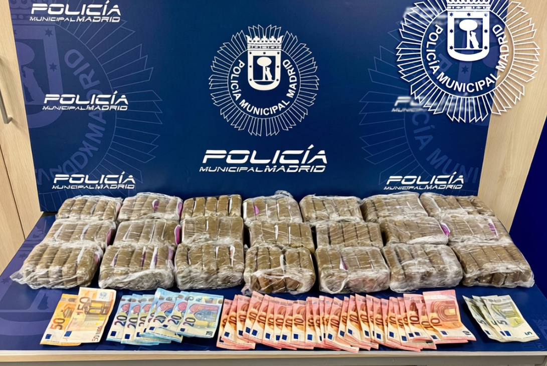 La droga y el dinero incautado al detenido