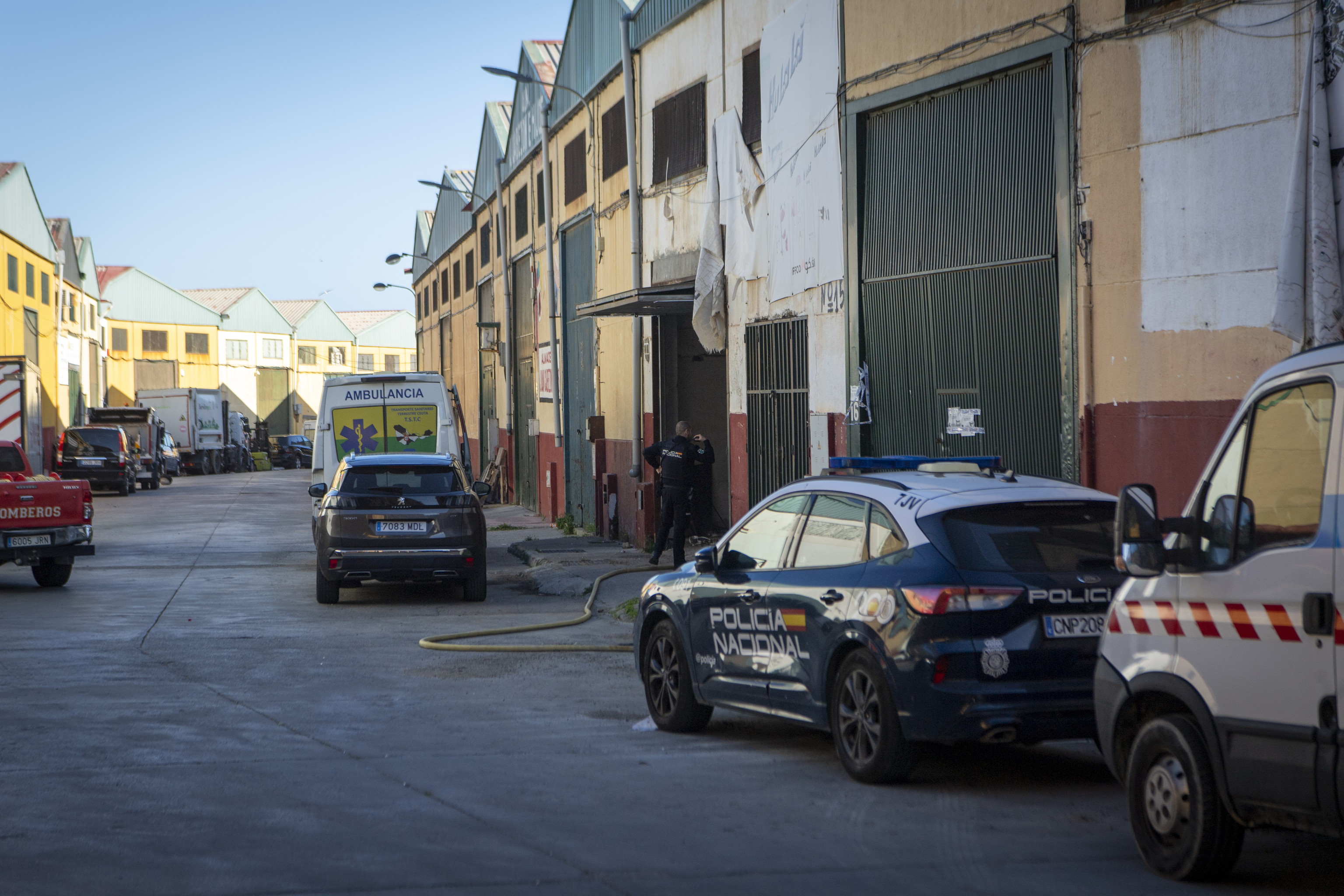 Agentes de la Polic�a junto a la nave del pol�gono de El Tarajal inspeccionada.