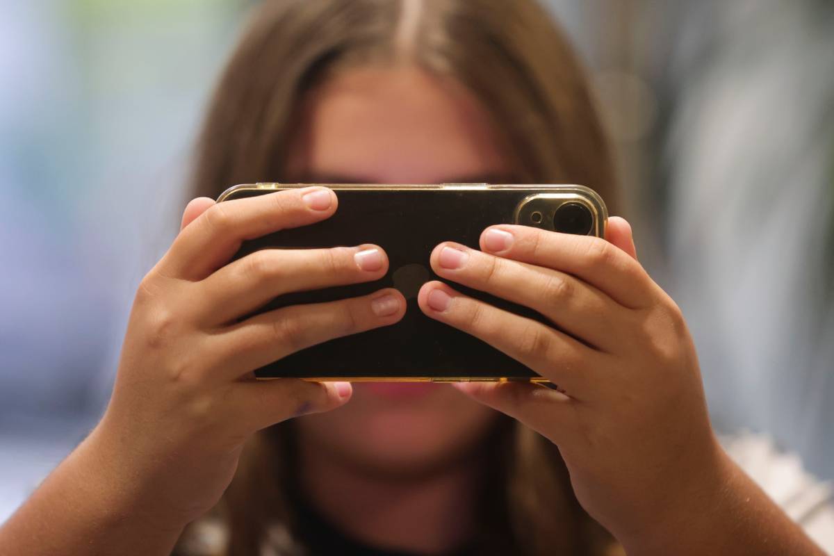 Adolescente con una tel�fono m�vil, en una imagen de archivo