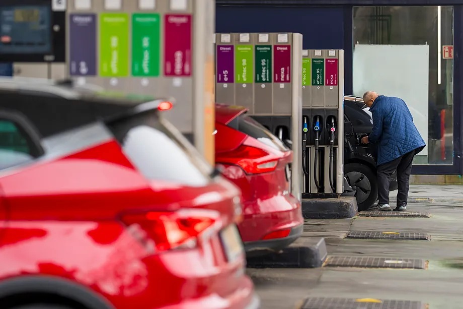 Coches en una gasolinera