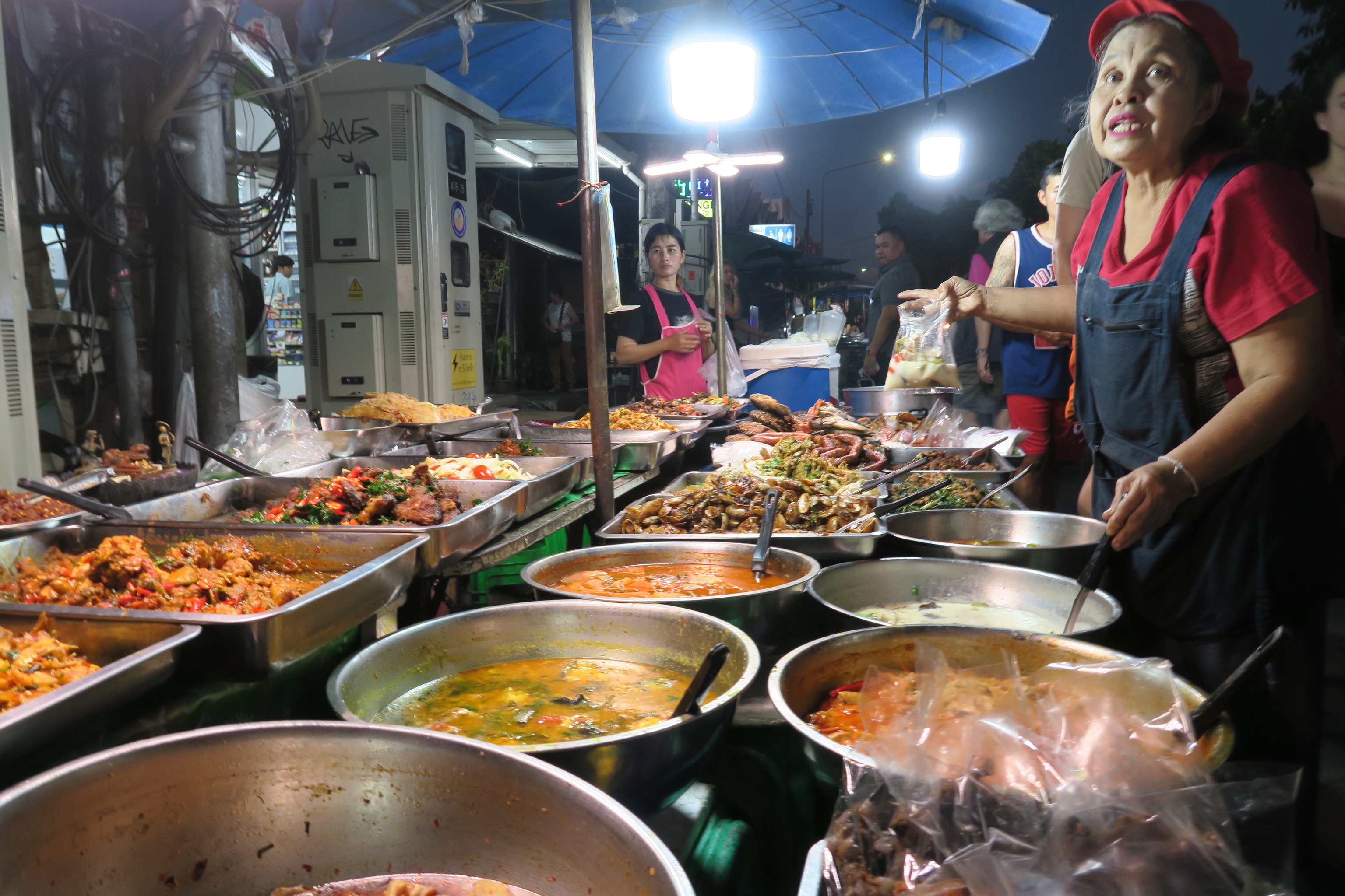 Uno de los m�ltiples puestos de comida callejera en Chiang Mai.