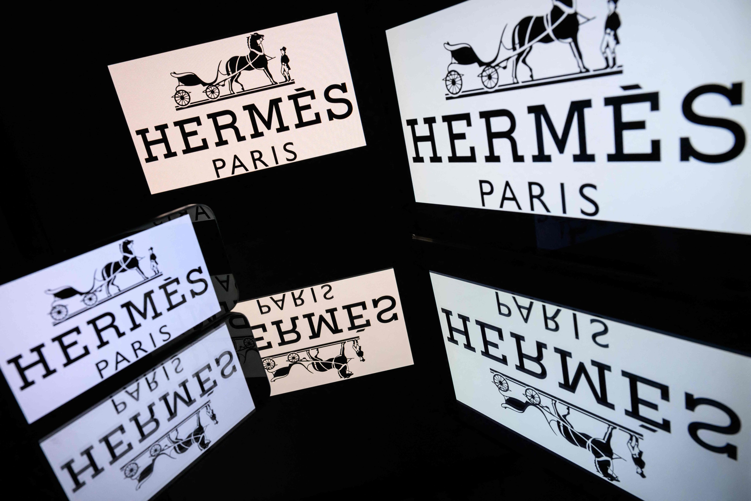 Varios logotipos de la firma francesa Herm�s en pantallas.