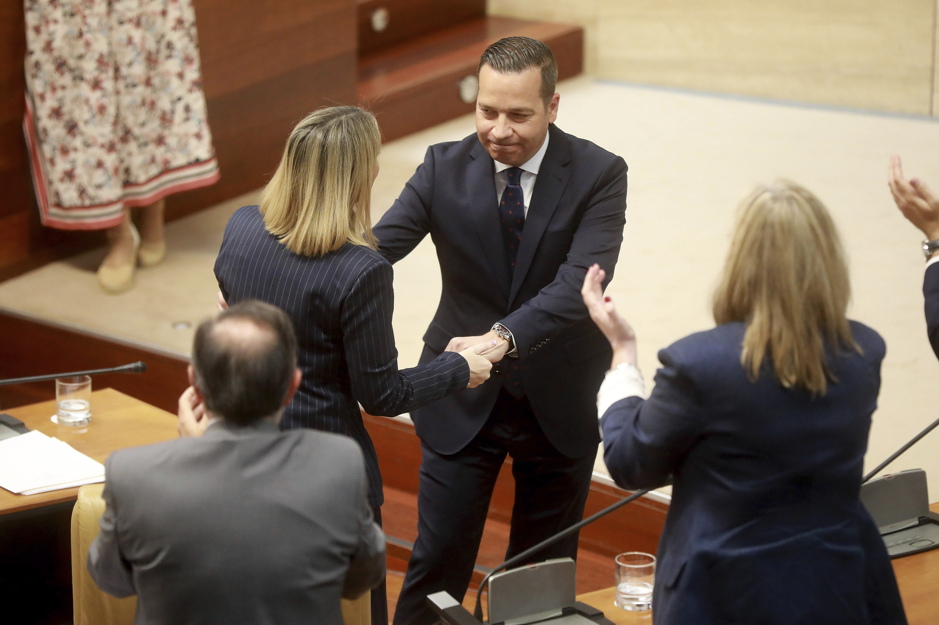 Mar�a Guardiola, presidenta extreme�a, saluda a �scar Fern�ndez, portavoz de Vox en la Asamblea de esta regi�n.