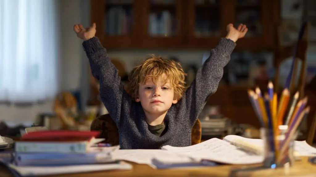 Niño acabando de estudiar