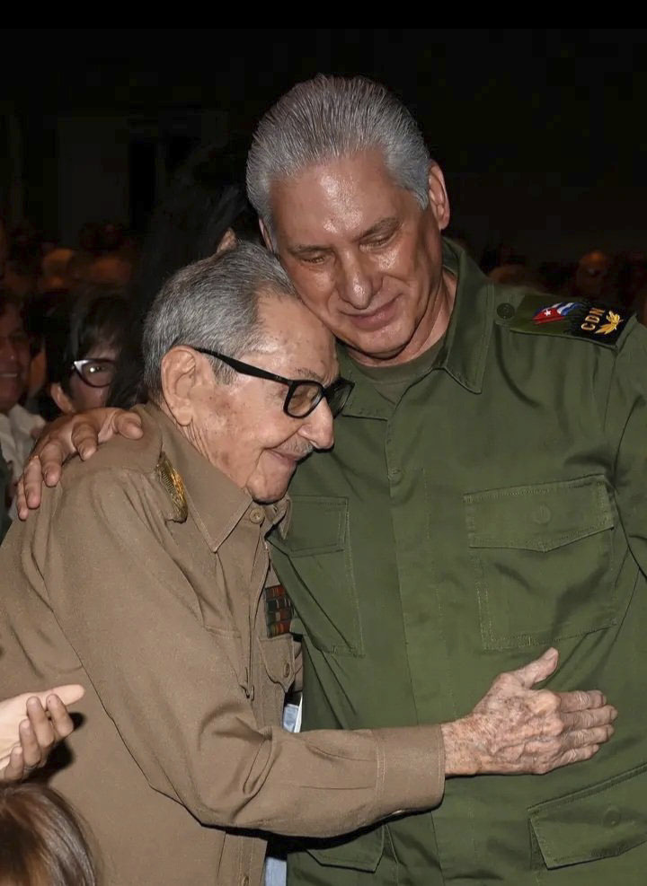 Raúl Castro y Miguel Díaz-Canel, en una fotografía distribuida por la Presidencia de Cuba este sábado.