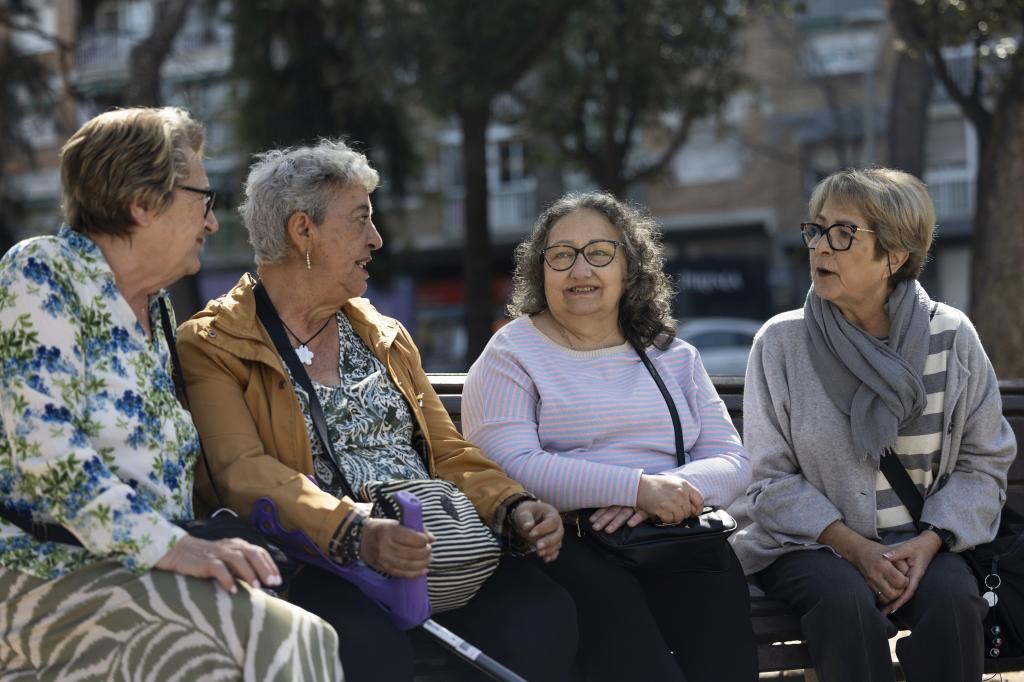 Loli, junto a otras mujeres de los grupos 'Acompa�ando a la soledad'
