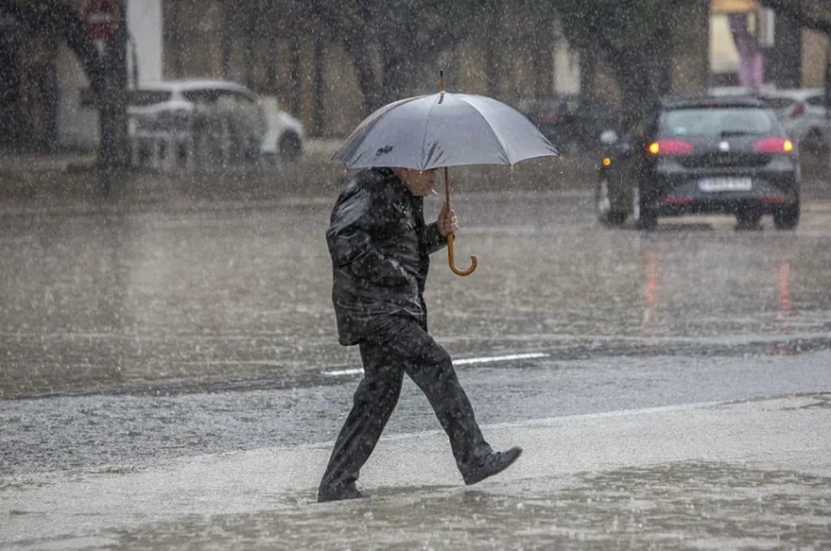 Un hombre camina bajo la lluvia en Valencia.