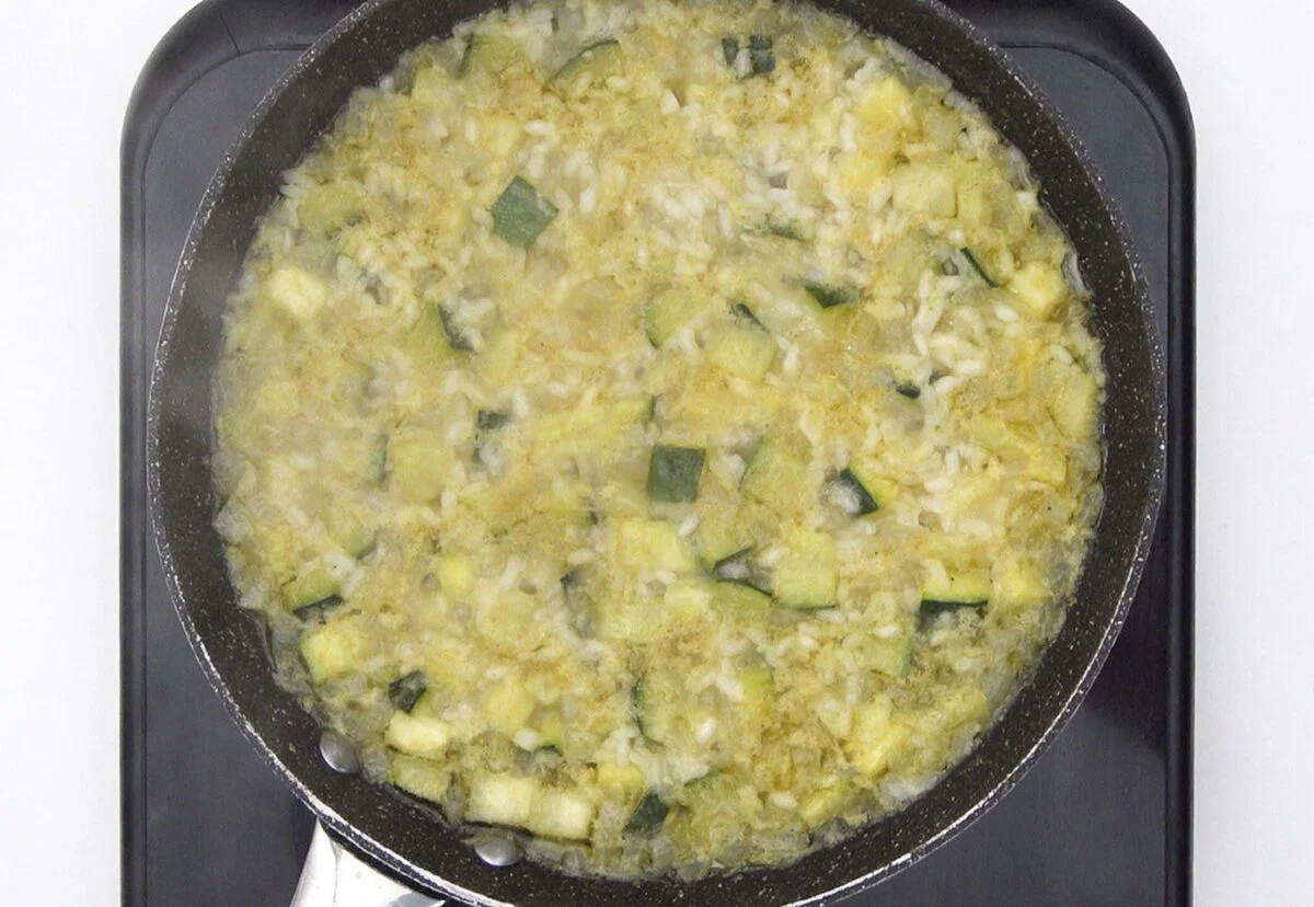 Arroz con calabacín. Receta rápida, sabrosa y fácil