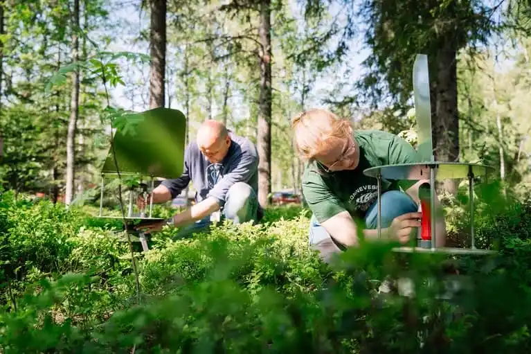 écnicos recolectando esporas de hongos directamente del aire en el centro de Finlandia. Este tipo de muestreo permite capturar el "archivo genético" que flota en la atmósfera antes de que se deposite en el suelo. Crédito: Tommi Sassi, Universidad de Jyväskylä.
